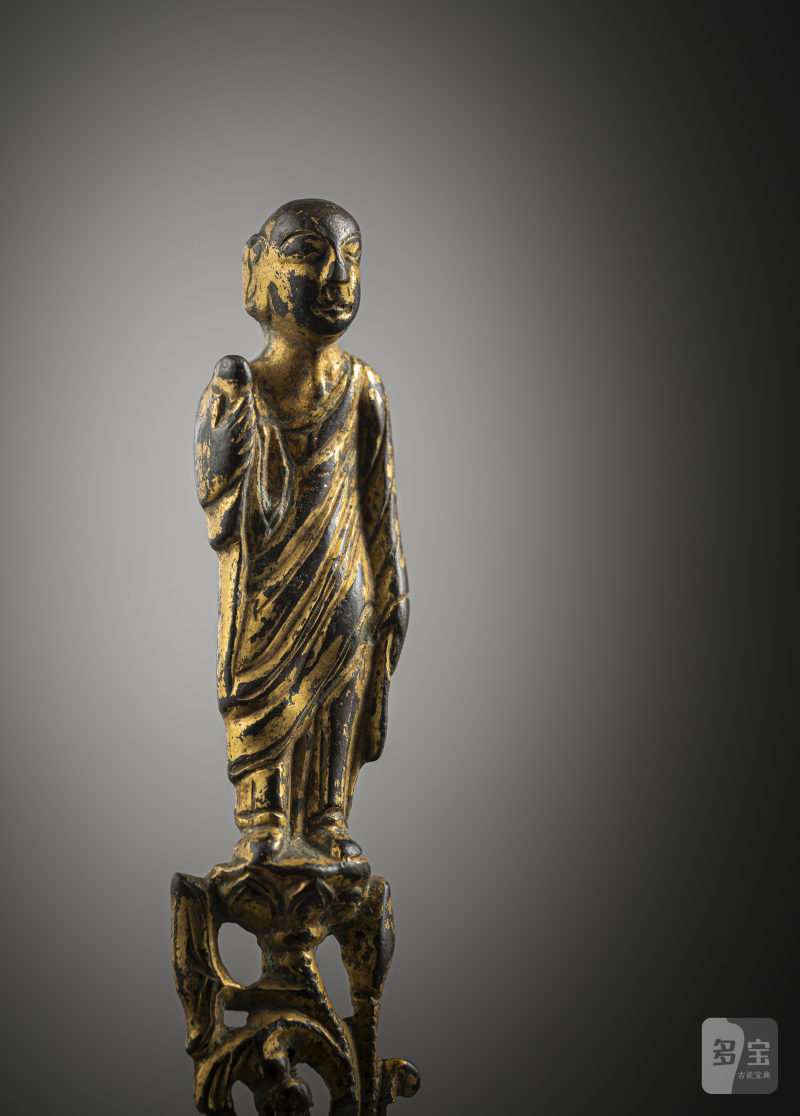 A GILT-BRONZE FIGURINE OF A LEHAN - 图3